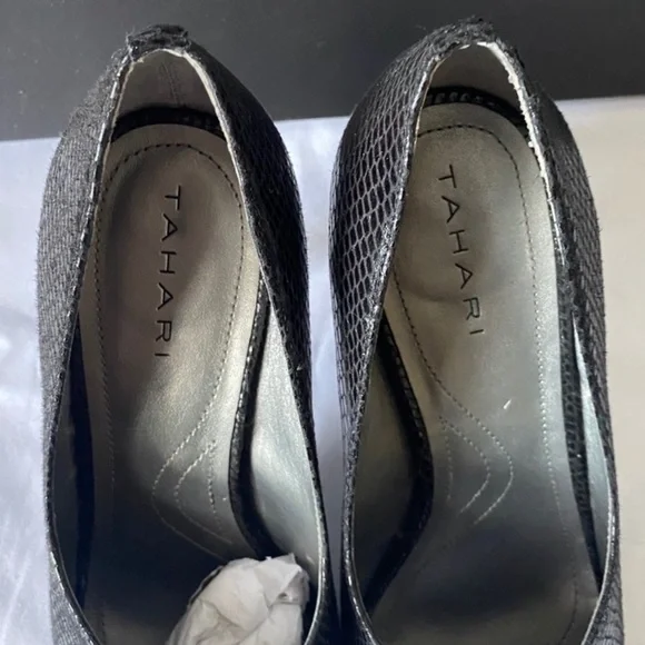 TAHARI - Gorgeous Black Leather Heels in a Size 7.5 Comfortable & Sexy -Peep Toe - Picture 6 of 8